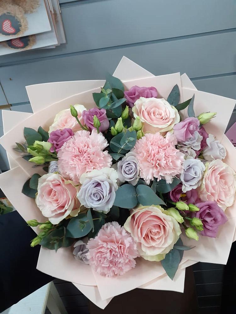 Букет цветов из: Розы, Гвоздики и Лизиантусы в Ясном Ставропольского края